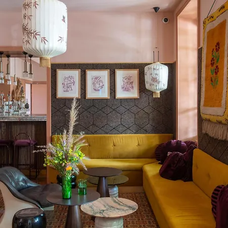 Le Petit Hotel