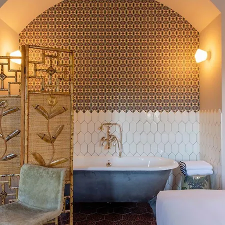 Le Petit Hotel