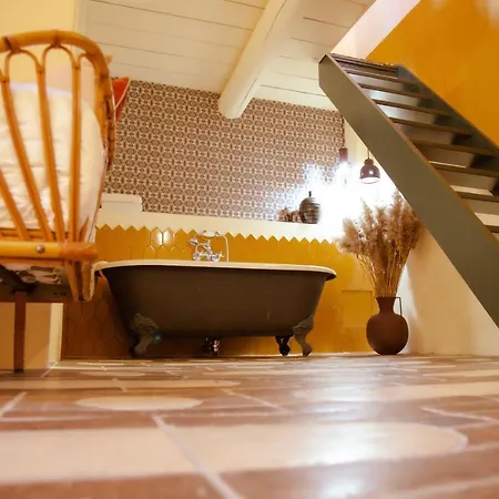 Le Petit Hotel